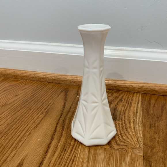 SALE!🚨 Small Single Flower White Vase - Picture 2 of 4